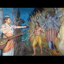 In einem Umgang im Fuß der Shiva-Statue wird dargestellt, wie dem Dämon Ravana die Unsterblichkeit verleihende Kraft eines Lingams genommen wird